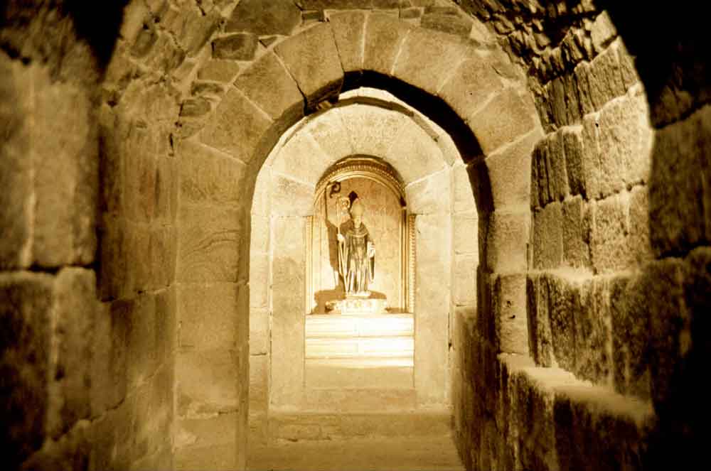 Reyno de Navarra - monasterio de Leyre 16 - iglesia de San Salvador de Leyre - cripta.jpg